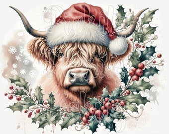 Op de afbeelding: Een Hooglandkoe die een rode kerstmanmuts draagt met witte rand, omringd door hulst en rode bessen. De achtergrond is een aquarel van wit en grijs met sneeuwvlokken.