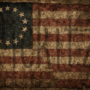 Puede incluir: Una bandera estadounidense de estilo vintage con 13 rayas rojas y blancas y un cantón azul con 13 estrellas blancas en círculo. La bandera está descolorida y desgastada, lo que le da un aspecto desgastado. El texto "1776" está superpuesto a la bandera en un estilo vintage descolorido.