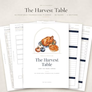 Puede incluir: Un planificador de Acción de Gracias imprimible titulado The Harvest Table, con 82 páginas y 5 secciones. La portada muestra una ilustración en acuarela de un pavo asado, calabazas y un pastel dentro de un arco, con el texto Gather, Give Thanks, Celebrate.