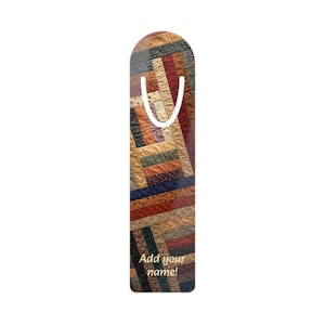 Può includere: Un segnalibro rettangolare con un design patchwork nei toni del marrone, rosso e verde. Ha un nastro bianco attaccato in alto e il testo "Add your name!" in basso. Il segnalibro è lungo circa 18 cm.