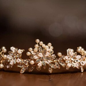 Feines Diadem goldfarben mit Perlen und Strass