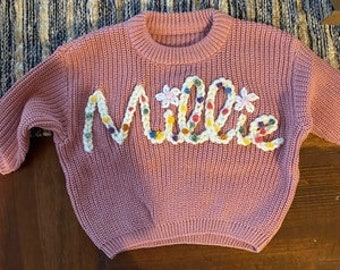 Pull personnalisé pour bébé avec nom brodé à la main