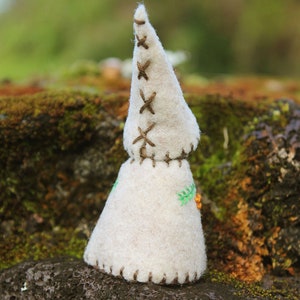 Pinecone Gnome Peg Doll Vegan Bild 2