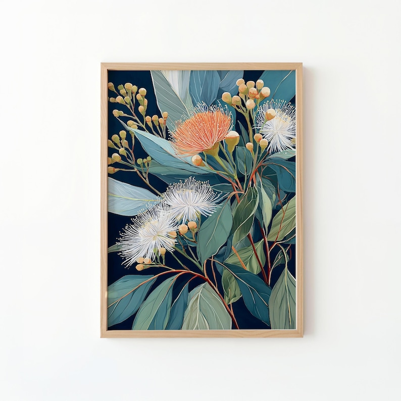 Puede incluir: Una impresi&oacute;n bot&aacute;nica enmarcada que presenta un arreglo floral. La obra de arte muestra flores naranjas, blancas y amarillas, junto con hojas verdes y verde azulado, sobre un fondo azul oscuro. El marco es de color madera clara.
