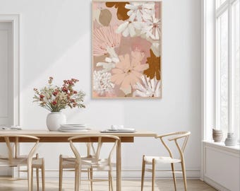 Puede incluir: Impresión artística floral abstracta en un marco de madera. La obra presenta una variedad de flores en tonos rosa, blanco y marrón sobre un fondo rosa suave. La impresión se exhibe en un comedor con una mesa y sillas de madera.