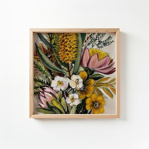 Könnte beinhalten: Gerahmtes Blumenbild mit einem lebendigen Blumenstrauß. Das Kunstwerk zeigt eine Mischung aus gelben, rosa und weißen Blüten mit grünem Laub. Das Gemälde ist in einem Naturholzrahmen gefasst.