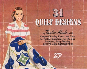 Könnte beinhalten: Vintage-Anzeige für "31 Quilt Designs" von Taylor-Made. Das Cover zeigt eine Frau, die eine Steppdecke mit einem blauen Blumenmuster hält. Das Steppdesign umfasst blaue Blumen, grüne Blätter und gelbe Akzente. Der Text lautet "The New Morning Glory Quilt".