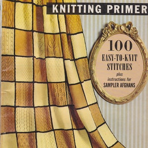 Puede incluir: Una portada de un manual de tejido vintage con un afgano de muestra. El afgano es un mosaico de varios patrones de puntadas de tejido en tonos amarillos y marrones, delineados en negro. El texto de la portada dice "KNITTING PRIMER" y "100 Easy-to-Knit Stitches".