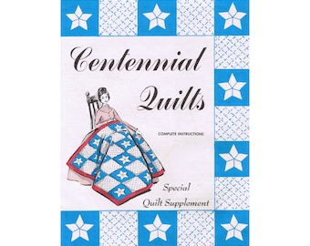 Könnte beinhalten: Ein Vintage-Buchcover mit dem Titel "Centennial Quilts" mit einer Frau, die eine Steppdecke hält. Das Cover hat einen blau-weißen Sternmuster-Rand und die Worte "Special Quilt Supplement".