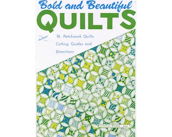 Könnte beinhalten: Ein Vintage-Buchcover mit dem Titel "Bold and Beautiful QUILTS" mit Text und einem geometrischen Steppmuster. Das Cover enthält den Text "16 Patchwork Quilts, Cutting Guides and Directions". Das Steppmuster ist grün, blau und gelb.