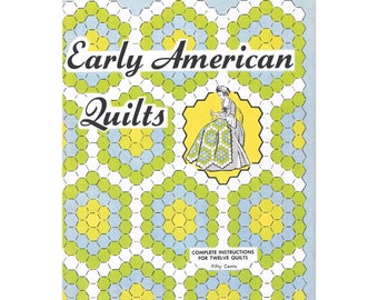Könnte beinhalten: Ein Vintage-Buchcover mit dem Titel "Early American Quilts" mit einem geometrischen Muster in Grün, Gelb und Blau. Das Cover zeigt eine Illustration einer Frau beim Quilten und den Text "Complete Instructions for Twelve Quilts".