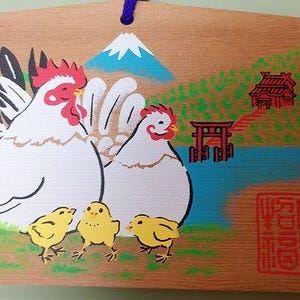 Japanischer Ema-Schrein. Schönes Holzbild eines Huhns und Küken, Postkarte, Holzteller-Innenausstattung, Vogel-Hahn, Hühner-Souvenir