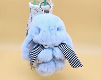Schlüsselanhänger mit Hasenmotiv aus Kunstfell, niedlicher flauschiger Hasen-Taschenanhänger, weicher Plüschtier-Schlüsselanhänger, Accessoire mit kariertem Band für die Handtasche, Geburtstagsgeschenk für Frauen und Mädchen