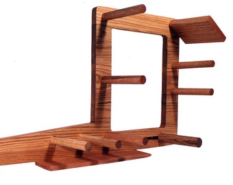Può includere: Avvolgitore di filo in legno con più fusi per avvolgere il filo. L'avvolgitore è in legno naturale con una finitura marrone chiaro.