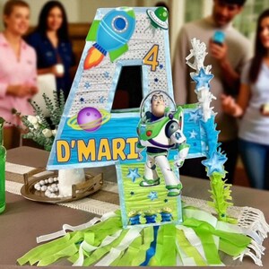 Piñata de Buzz Lightyear: Toy Story, temática espacial, personalizada imagen 3