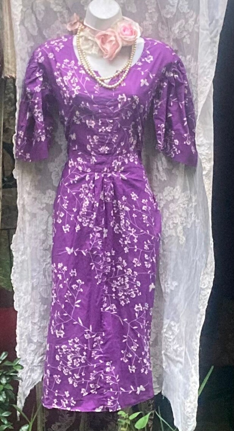 Purple cotton midi dress
Purple with white floral print
Short sleeves, midi length
No zipper slips on overhead

Size small
Best fit busts 34-36 inches
Waist 30-32 inches

In excellent condition