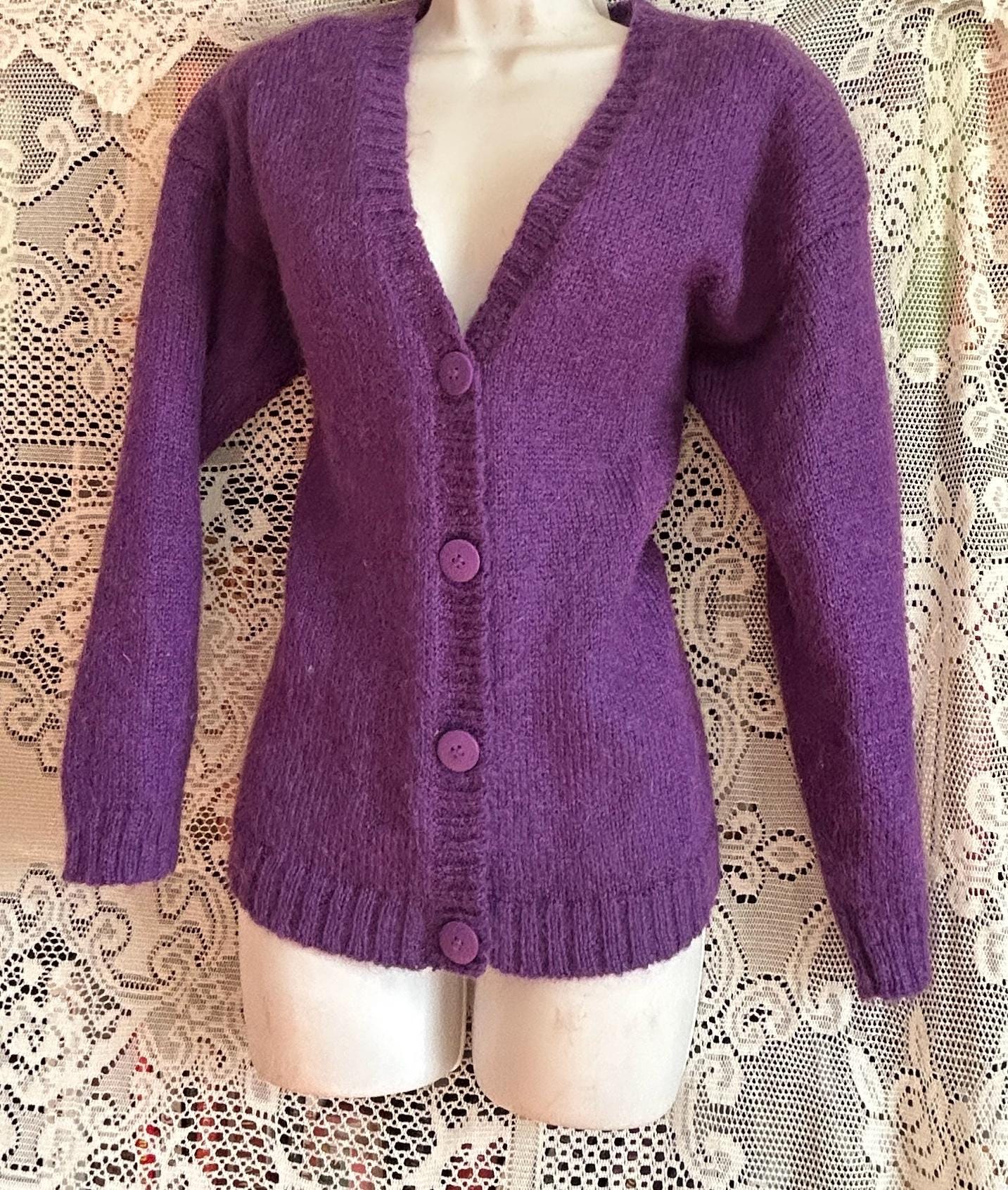 1980年代オーストリア製のハンドニットカーディガン パープルの花刺繍 1980年代オーストリア製のハンドニットカーディガン パープルの花刺繍