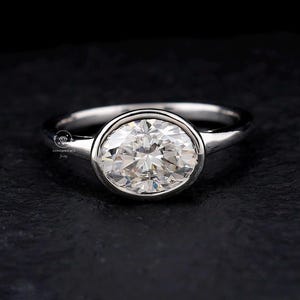 Bague de mariage solitaire d'est en ouest, bague de fiançailles ovale d'est en ouest 2 carats, bague serti clos, bague ovale horizontale, bague en or blanc 14 carats