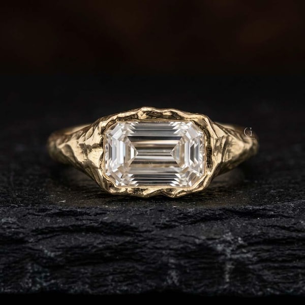 Anello East West con smeraldo e diamante sintetico, fascia in oro fuso organico, fede nuziale rustica, anello solitario testurizzato, gioiello artigianale unico fatto a mano