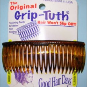 Könnte beinhalten: Ein Original Grip-Tuth Haarklammer in Braun mit einer Reihe von Zähnen, die dazu dienen, das Haar an Ort und Stelle zu halten. Die Verpackung lautet "Hair Won't Slip Out!" und "Good Hair Days".
