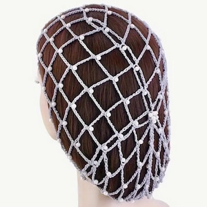 Op de afbeelding: Een grijs gehaakt haarnet met witte kralen. Het net is ontworpen om haar op zijn plaats te houden en wordt op het hoofd gedragen.