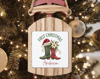 Eerste kerstbal 2025, ornament pasgetrouwd, gepersonaliseerd cadeau stel, rustiek cowboylaarsornament, decoratie boerderij vakantie