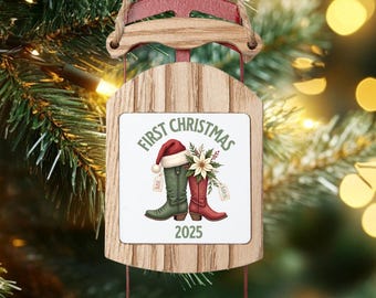 Eerste kerstornament 2025, gepersonaliseerd met ornament voor pasgetrouwd jaar, kerstcadeau meneer en mevrouw cowboylaars, aandenken koppel
