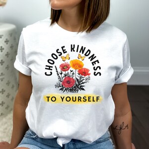 Koszulka Empowering Women: Wybierz dobroć i wybierz siebie. Koszulka Self-Love. Maki. Motyle | Koszulka z bawełny Self Care - prezent dla przyjaciela