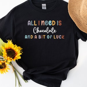 SCHOKOLADE LIEBHABER T-SHIRT, Schokolade & ein bisschen Glück Baumwolle Grafik T-Shirt, Schokolade Addict Geschenk Tshirt, Bunter Text Schokolade Liebhaber Shirt T-Shirt