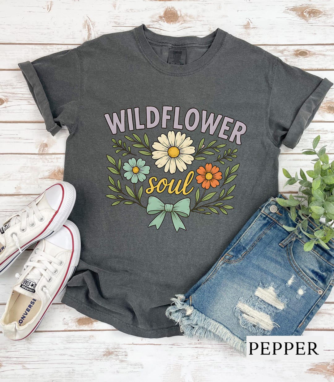 Women's Vintage Botanical T-Shirt - Light Green Wild Flower Graphic Tee, Casual Short Sleeve Top