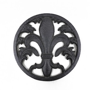 Rustiek zwart gietijzeren fleur de lis onderzetter 7"