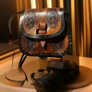 Vintage 70s Hand Tooled Leather Hippie Bag - Made in Mexico  display picture 1