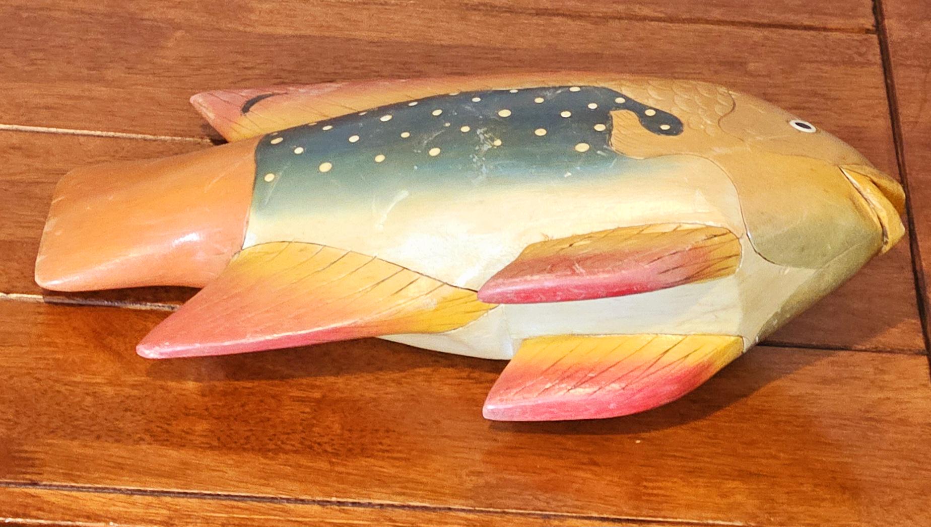 ヴィンテージ木製熱帯魚の置物、手彫りの大きな木製魚の像、沿岸の海辺 