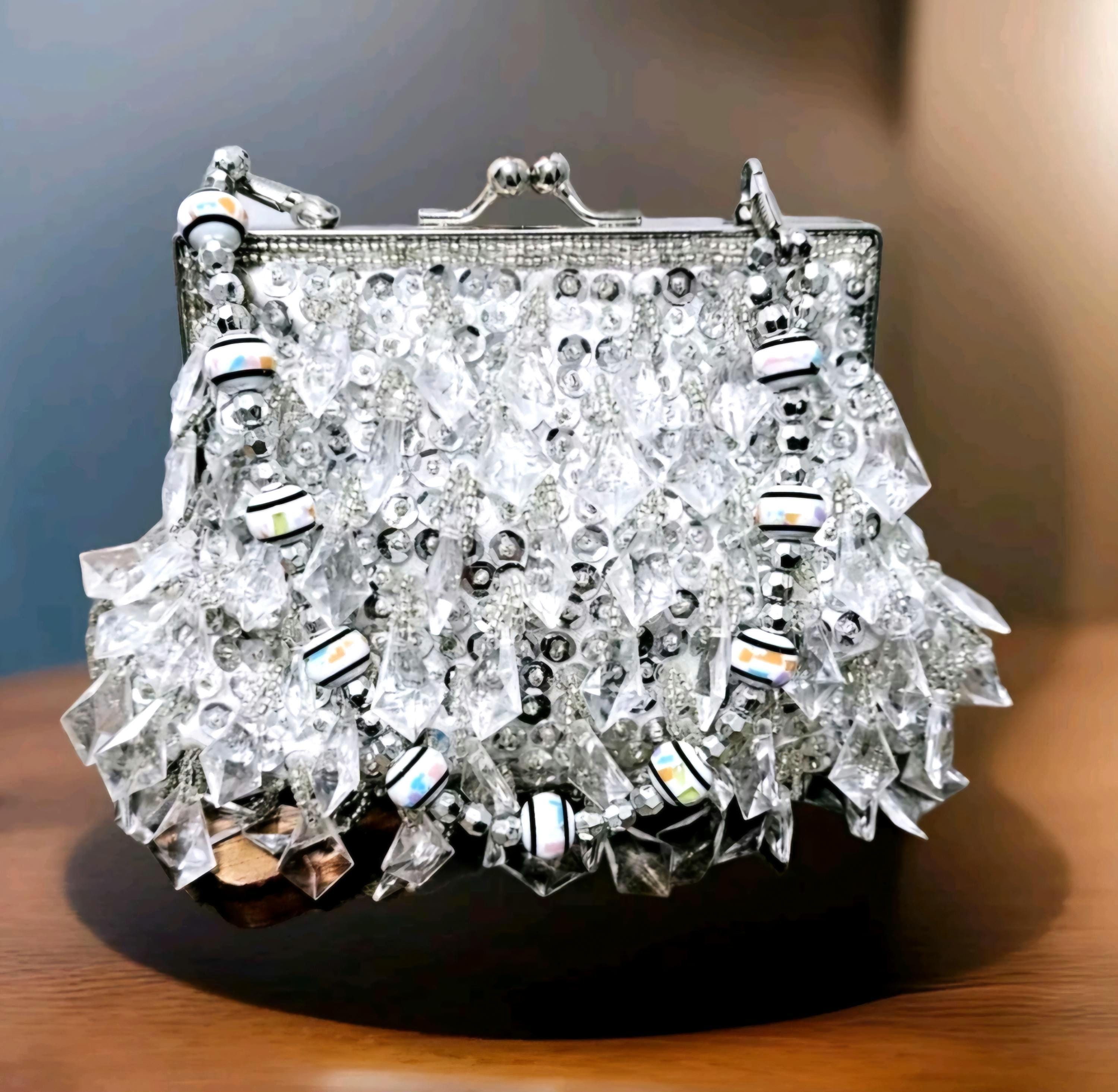 ビンテージビーズ　クラッチバッグ ヴィンテージビーズクラッチ：1990年代のシルバープロムバッグと