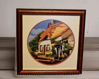 Cuadro antiguo enmarcado de punto de aguja largo, tapiz con paisaje de casa de campo con techo de paja, arte de casa de campo inglesa con punto de lana vertical
