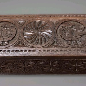 Antik Art Deco-snidad smyckeskrin – Rustik fågeldesign med rött foder – Vintage prydnadsask