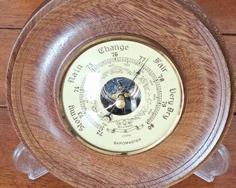 Barómetro de pared de madera vintage con termómetro y estación meteorológica