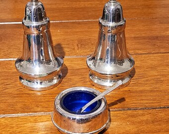 Ensemble de huiliers vintage Cooper Ludlam en métal argenté, service de condiments Sheffield en boîte, pot et cuillère à moutarde sel-poivre, revêtement en verre bleu cobalt