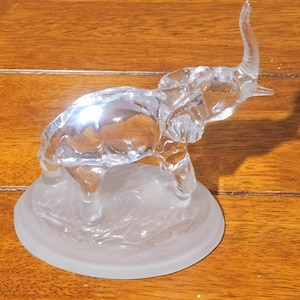 Cristal d'Arques Frankrike Kristallelefantfigur på pappersvikt i frostat glas, koffert upp till 15 cm