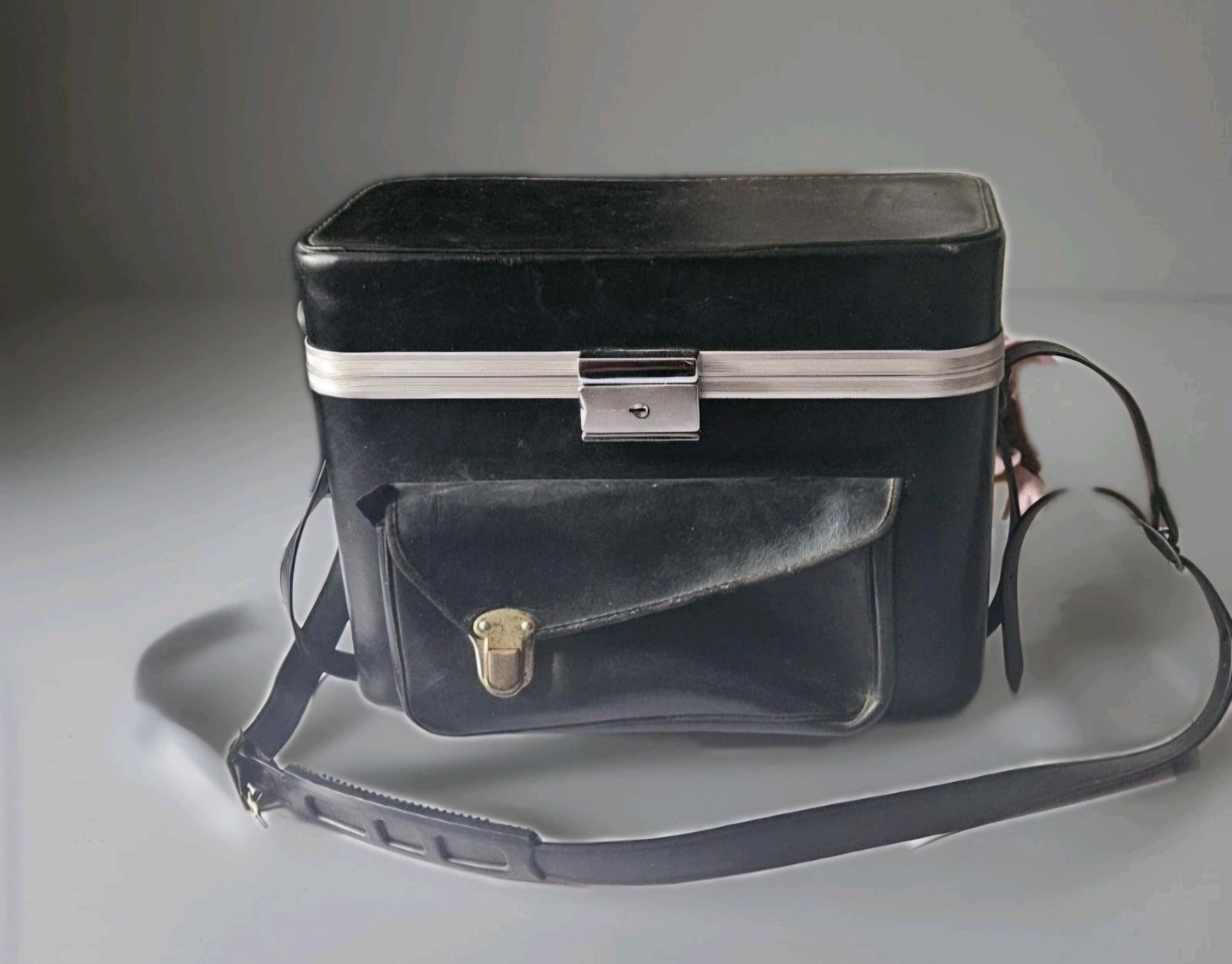 昭和レトロ　ヴィンテージ　カバン　鞄 Vintage 60s Black Leather Camera Bag: Hard Case With Red Lining