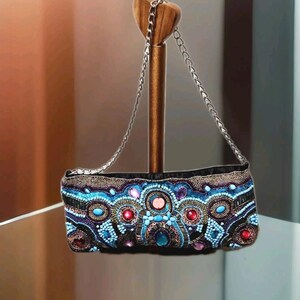 Clutch vintage de tela azul con cuentas y bordados, con piedras azules y rojas, ideal para bodas, fiestas de graduación y mucho más.