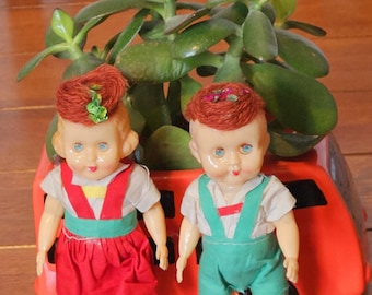 Vintage tyska celluloiddockor från 1950-talet – par miniatyrfigurer i folkdräkt, 14 cm