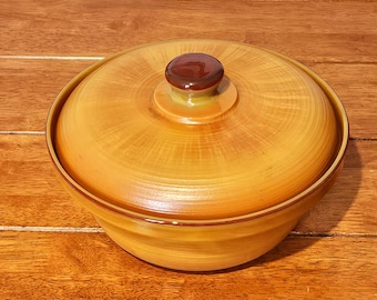 Cazuela con tapa, de cristal opalino ámbar francés vintage de los años 70, apta para horno y mesa.