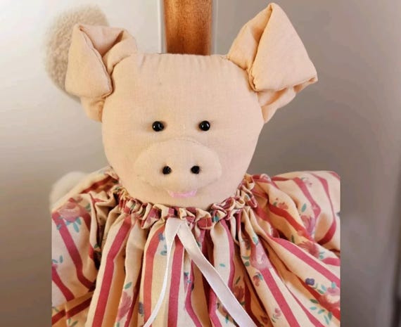 ヴィンテージの手作りコレクターズアイテム、ピンクの花柄ドレスを着た