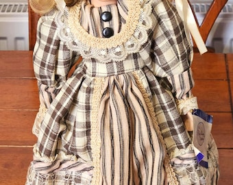 Poupée en porcelaine « Harriet » de la collection Philippe Cambon • Robe écossaise marron • Poupée de collection vintage