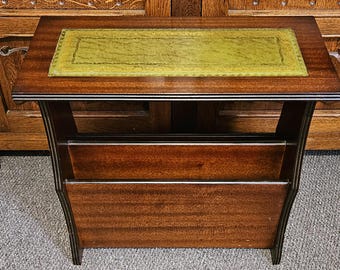 Vintage groen leer en gevlamd mahonie bijzettafeltje | Wijntafel | Tijdschriftenrek | Elegante meubels in antieke stijl