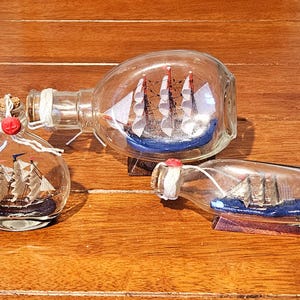 Lote de 3 maquetas de barcos de vela artesanales, estilo vintage, dentro de una botella.