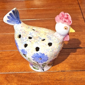 Jarrón con figura de gallina, rana y flor de cerámica azul pintada a mano, estilo italiano vintage.