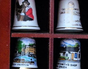 木製の壁掛け式指ぬきディスプレイケース + 36 個の指ぬきコレクション