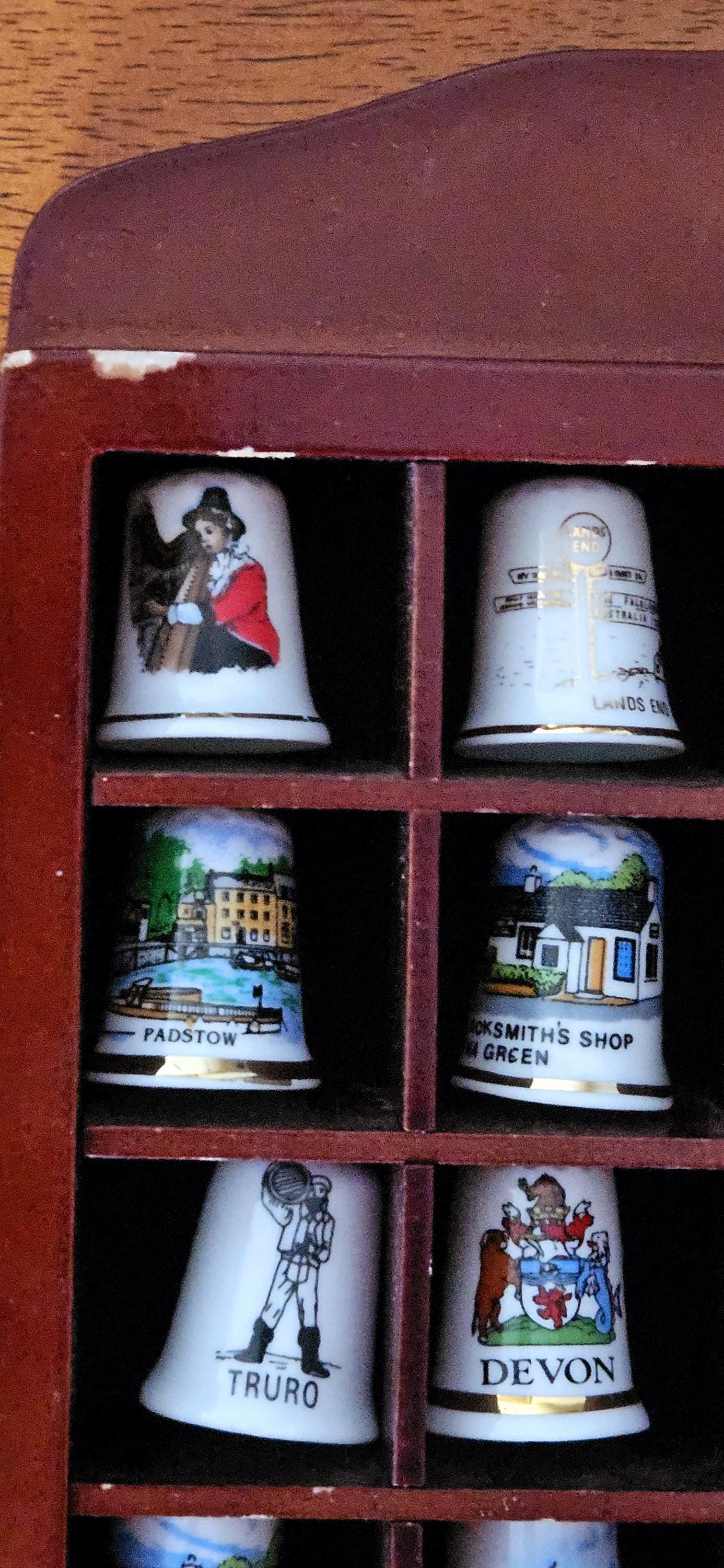 木製の壁掛け式指ぬきディスプレイケース + 36 個の指ぬきコレクション